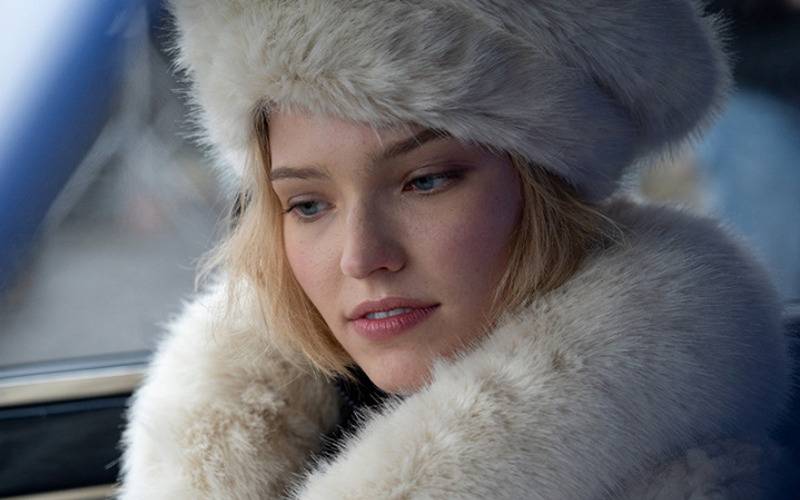 Anna ist auf dem Weg zu ihrem nächsten Agenten-Auftrag.