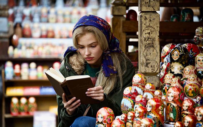 Anna muss sich verstecken - ihre Tarnung als Model ist aufgeflogen.