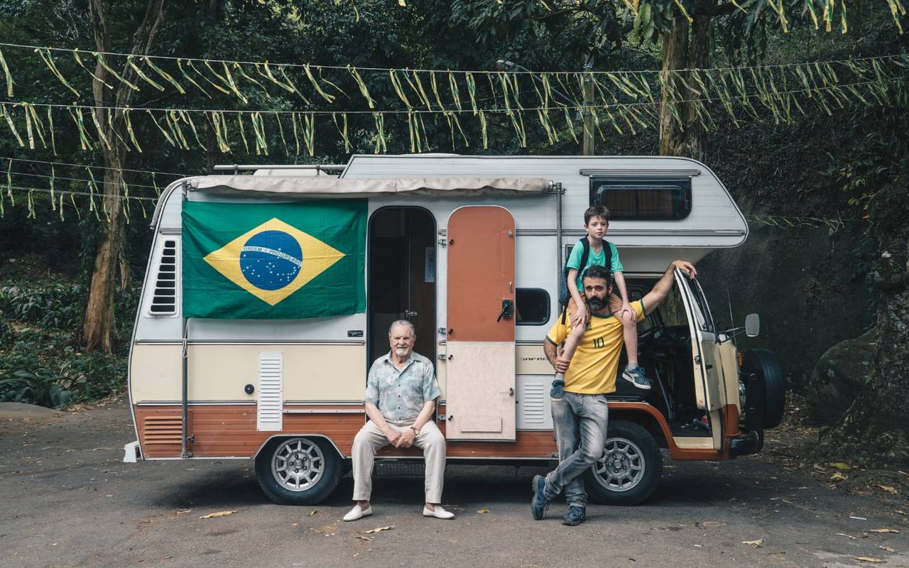 Drei Generationen freuen sich auf die gemeinsame Zeit bei der Fußball-Weltmeisterschaft.