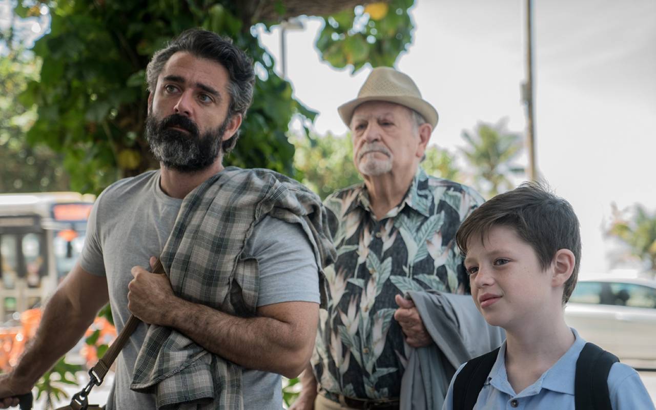 Roberto freut sich, mit seinem Vater und seinem Sohn nach Brasilien zu reisen.