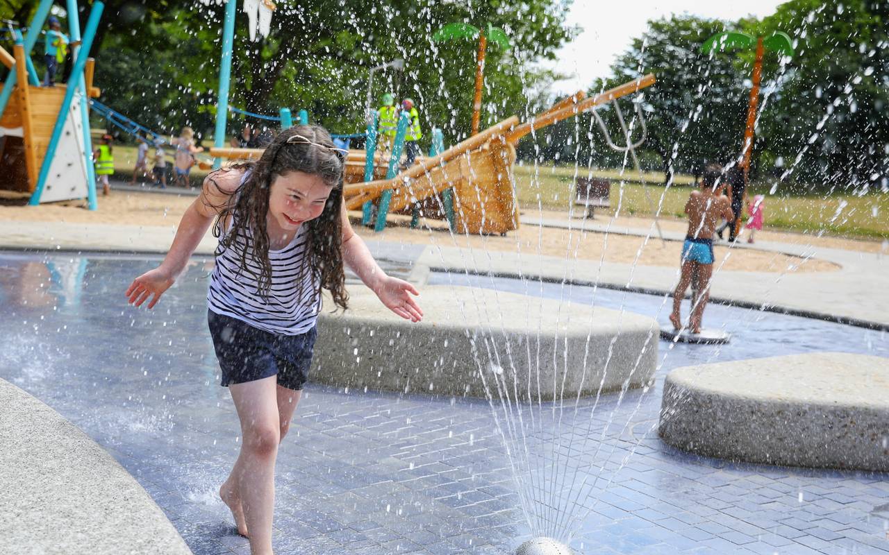 Ein Mädchen spielt auf dem Wasserspielplatz an der Emmastraße im Volksgarten.