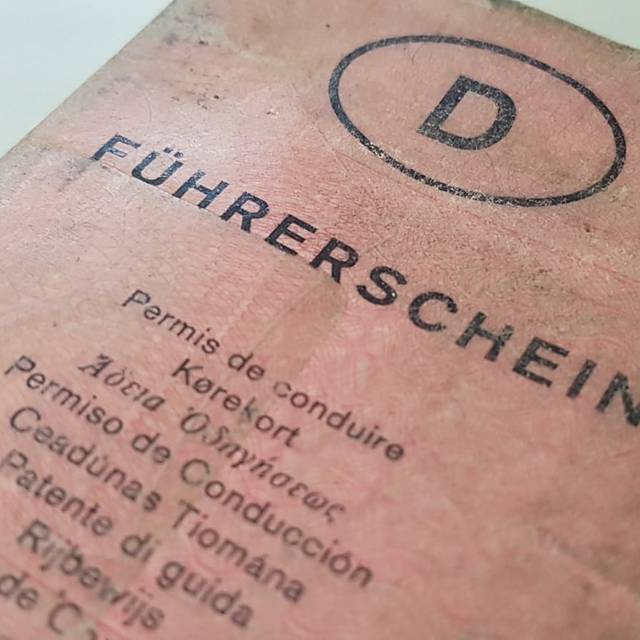 Ein Papierführerschein in rosa gehalten. Er ist etwas ausgeblichen.