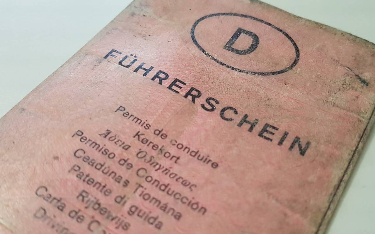 Ein Papierführerschein in rosa gehalten. Er ist etwas ausgeblichen.