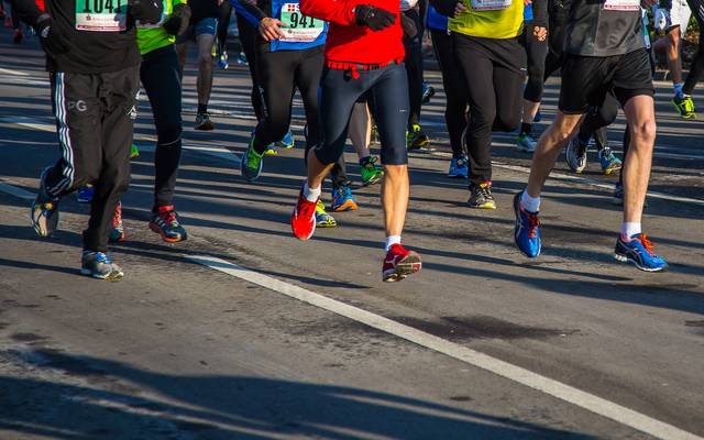 Läuferinnen und Läufer bei einer Laufveranstaltung in Düsseldorf.