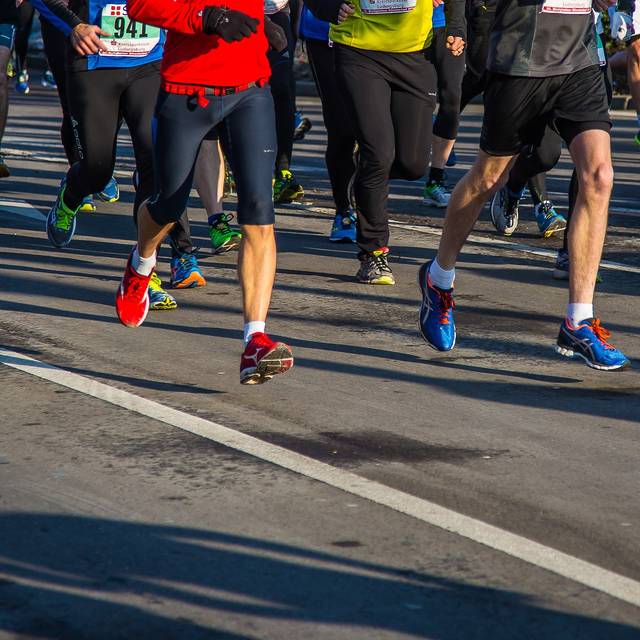 Läuferinnen und Läufer bei einer Laufveranstaltung in Düsseldorf.