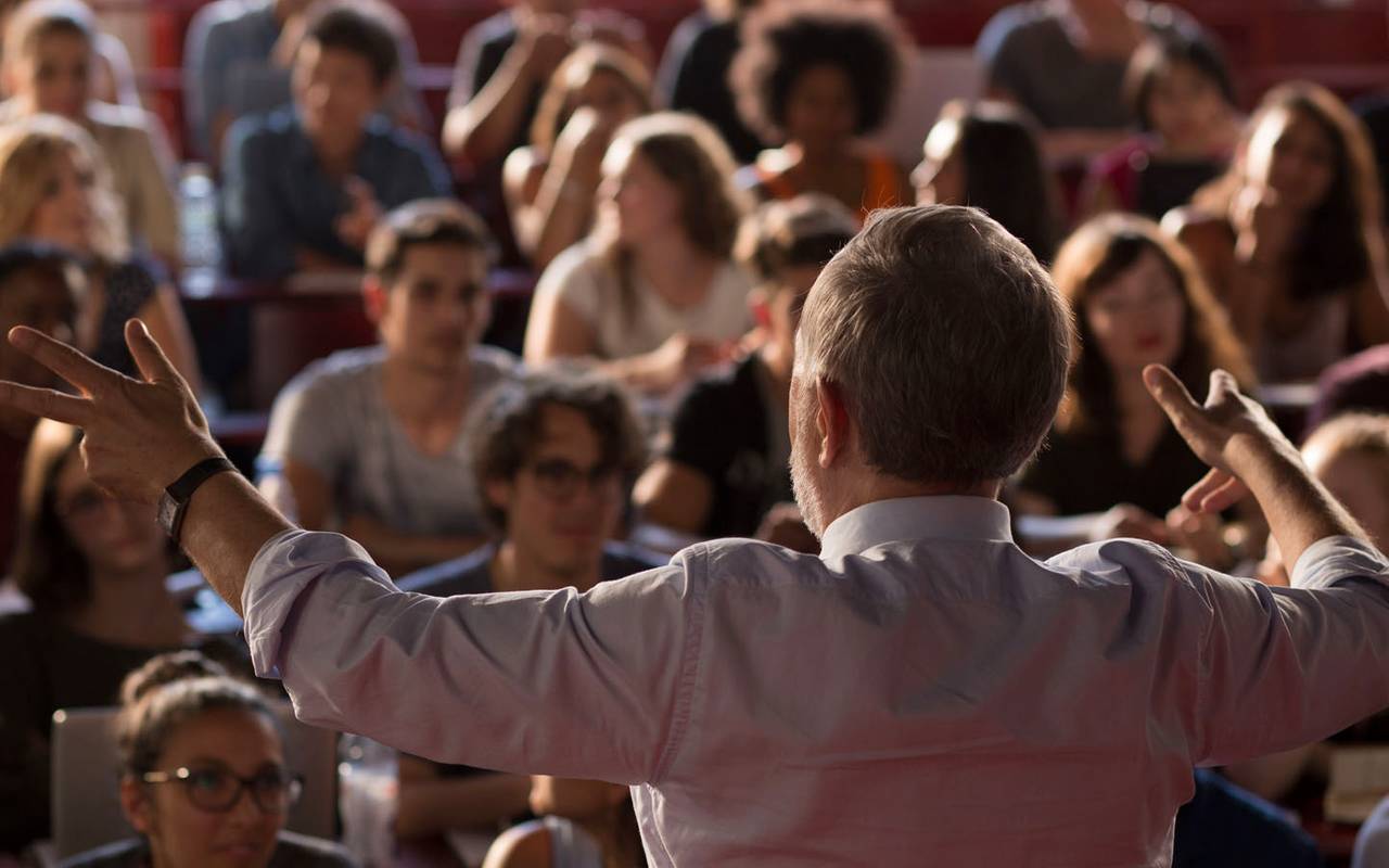 Alain hält eine Rede vor Managern.
