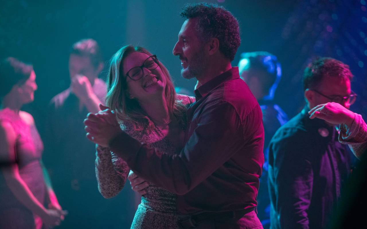 Gloria und Arnold tanzen eng umschlungen.