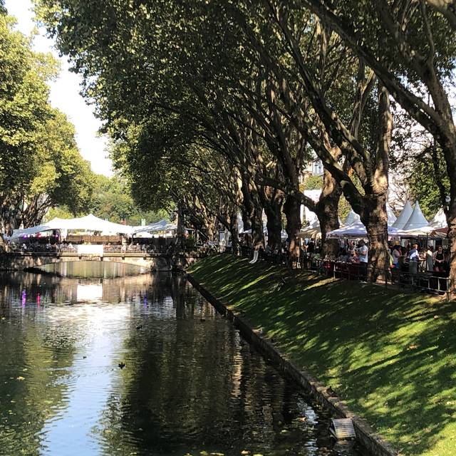 Der Kö-Graben, an der Seite sind weiße Läden zu sehen