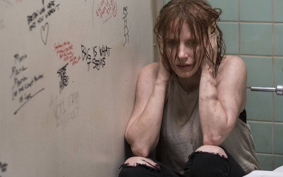 Beverly versteckt sich heulend in einer Toilette.