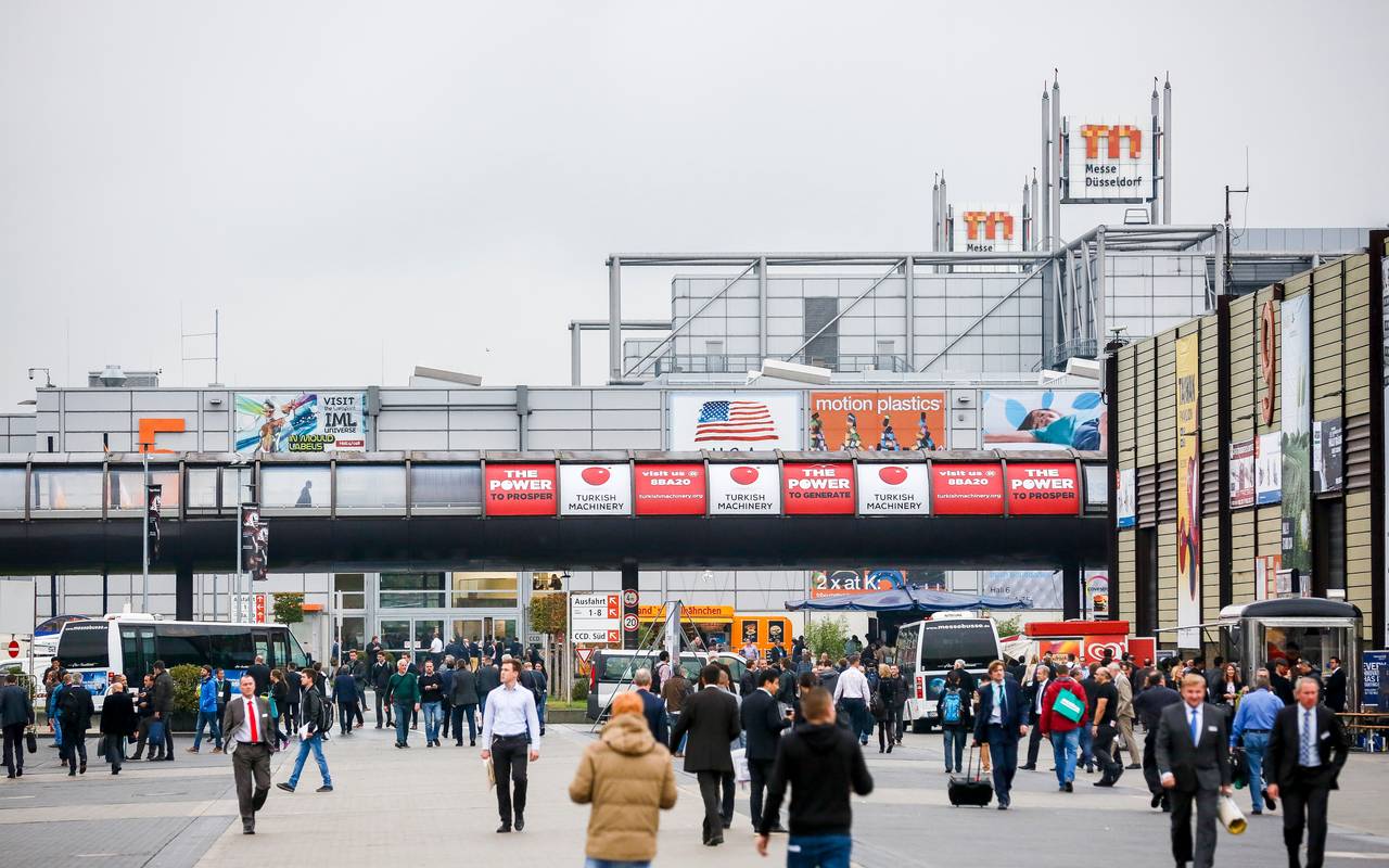 Messe Düsseldorf mit Besuchern vor dem Eingang