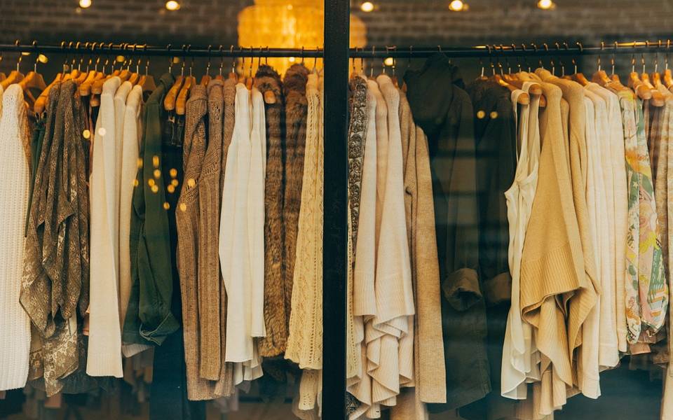 Ein Kleiderständer mit Mode, Fashion Days
