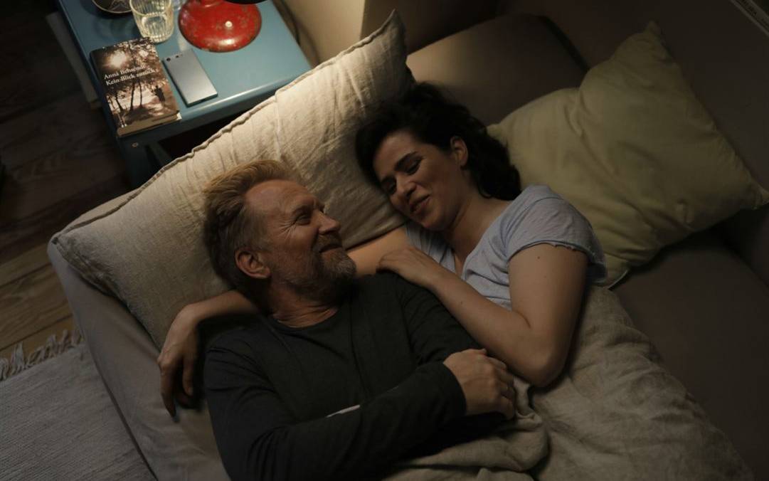 Emma und Bernhard liegen im Bett.