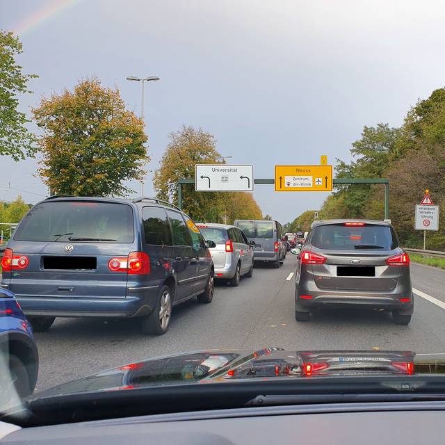 Stau vor der Umweltspur auf der Werstener Straße.