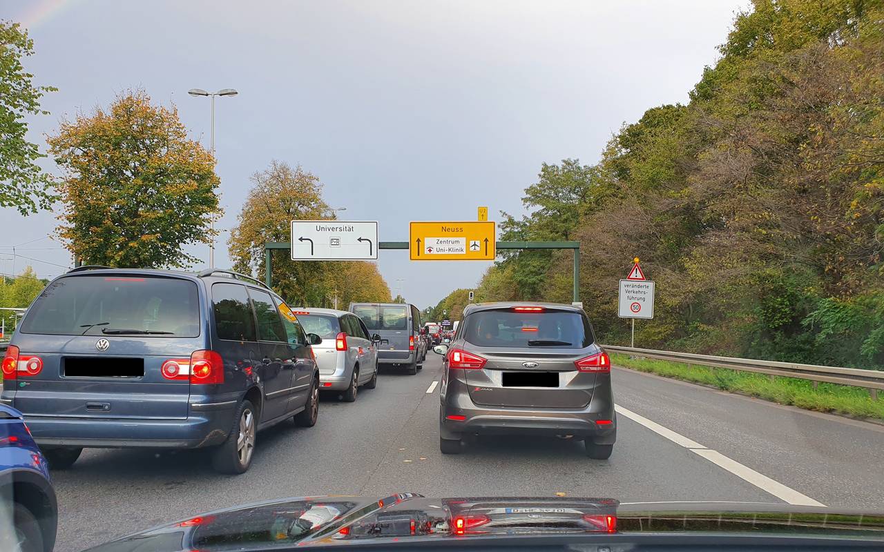 Stau vor der Umweltspur auf der Werstener Straße.