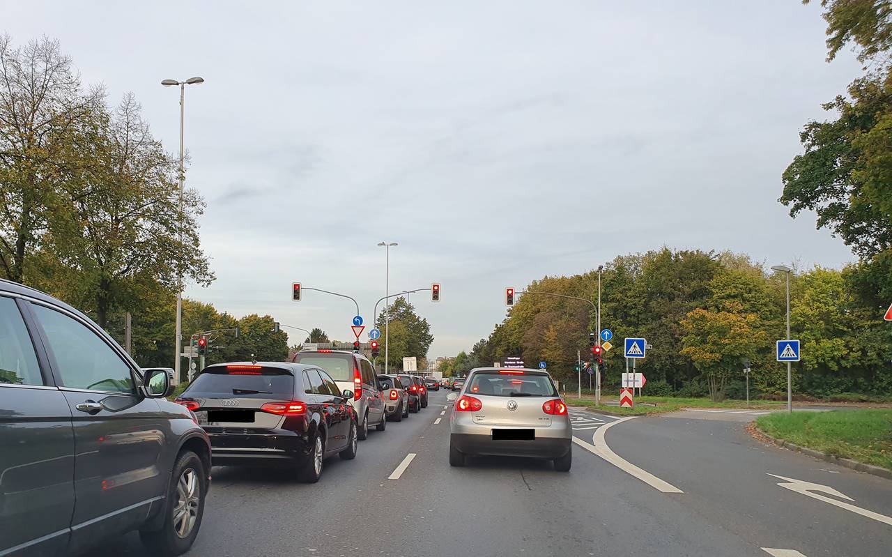 Stau auf der Umweltspur auf der Werstener Straße.