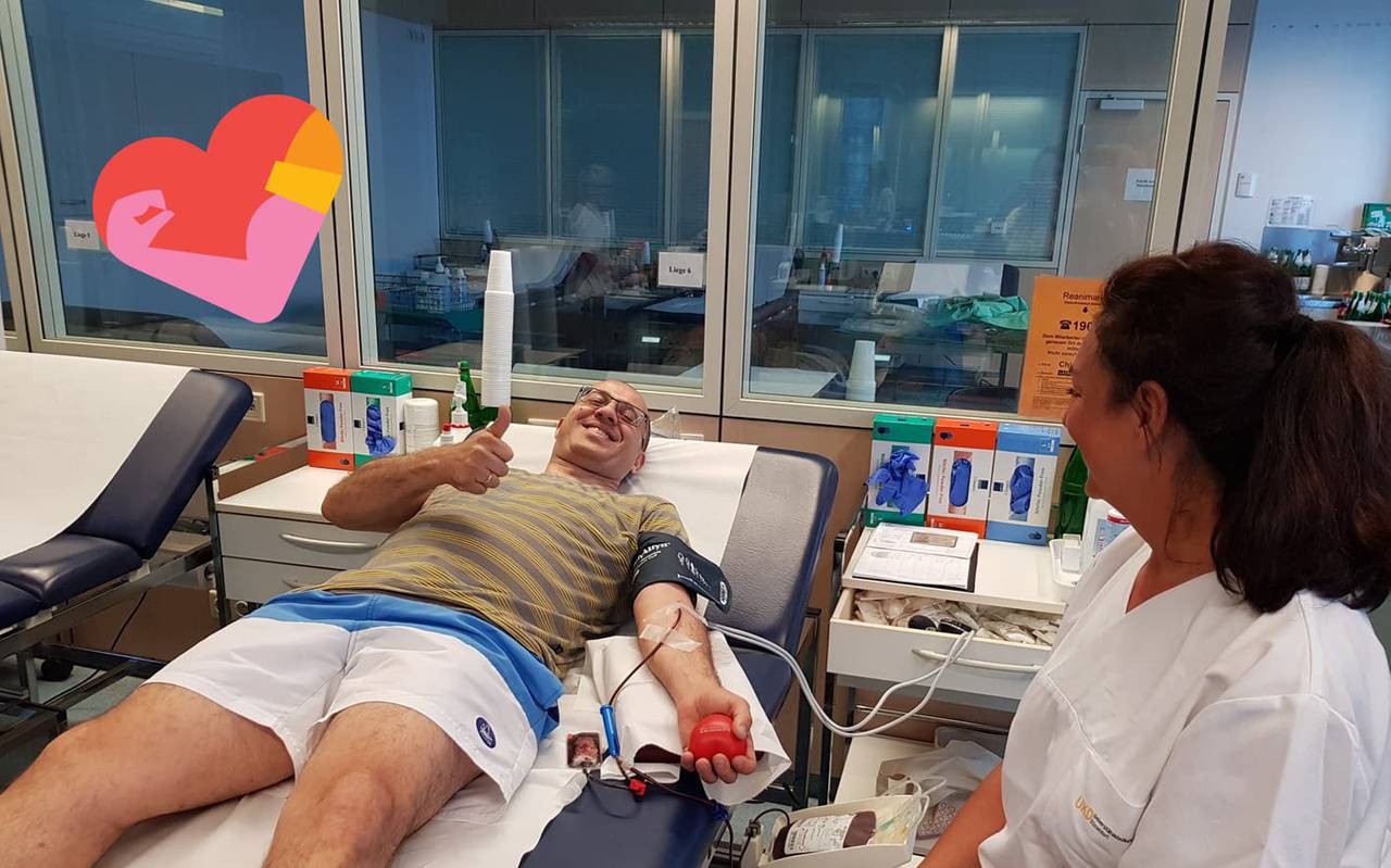Ein Blutspender, der beim Blutspendetag von Antenne Düsseldorf in der Uni-Klinik Blut spendet.