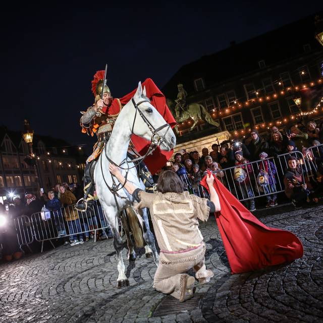 St. Martin bei der Mantelteilung in der Altstadt. Ein Bettler bekommt Teile seines Mantels.