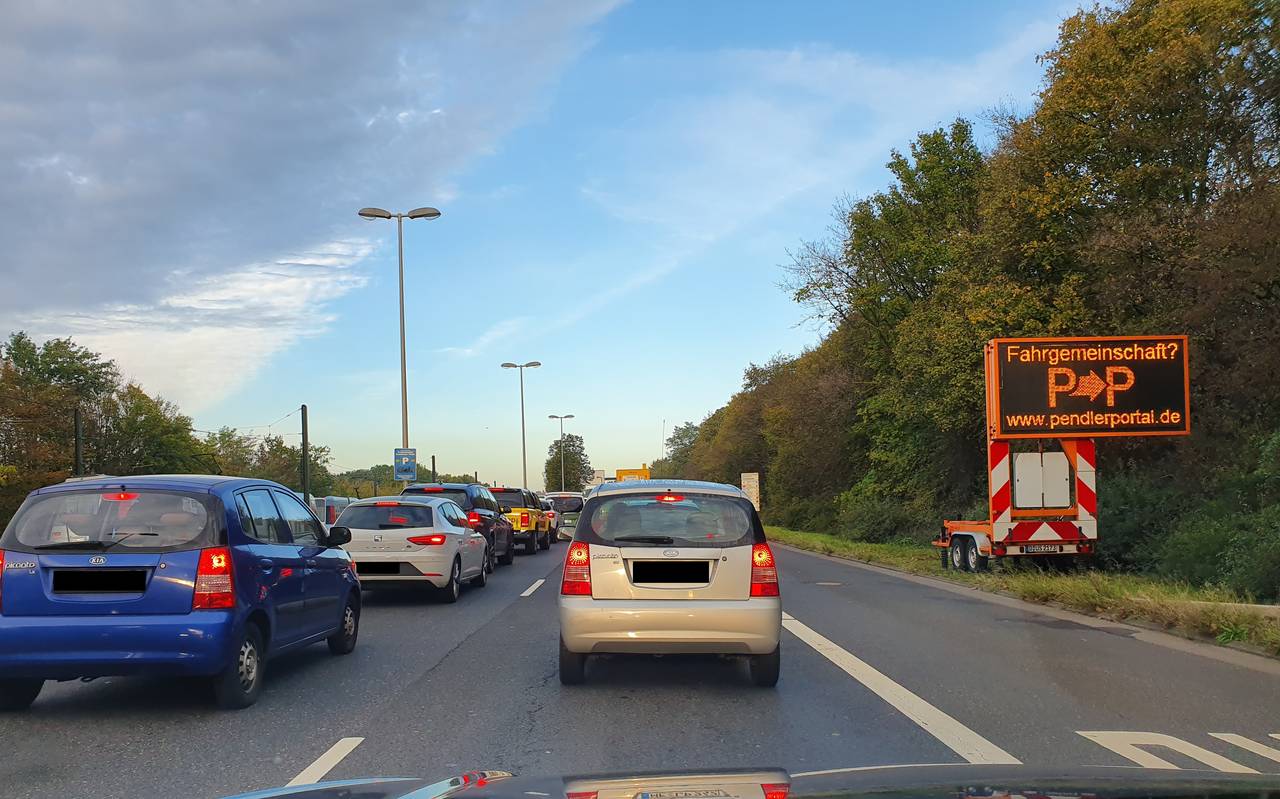 Autos stehen auf der Werstener Straße im Stau.