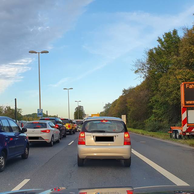 Autos stehen auf der Werstener Straße im Stau.