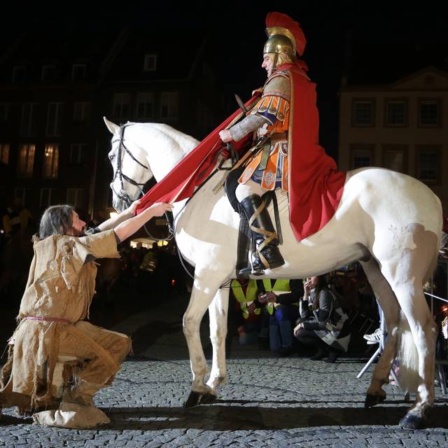 St. Martin bei der Mantelteilung in der Altstadt. Ein Bettler bekommt Teile seines Mantels.