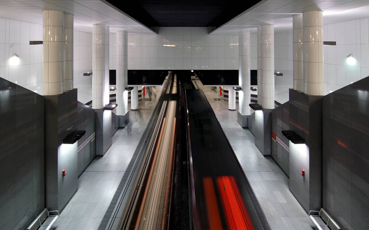 Die U-Bahn-Station Oberbilk der Rheinbahn. Die Bahnsteige sind leer.