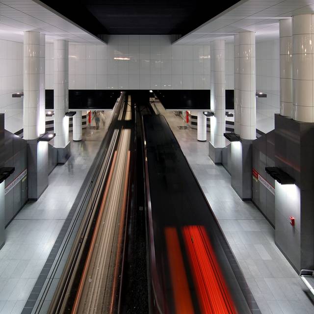 Die U-Bahn-Station Oberbilk der Rheinbahn. Die Bahnsteige sind leer.