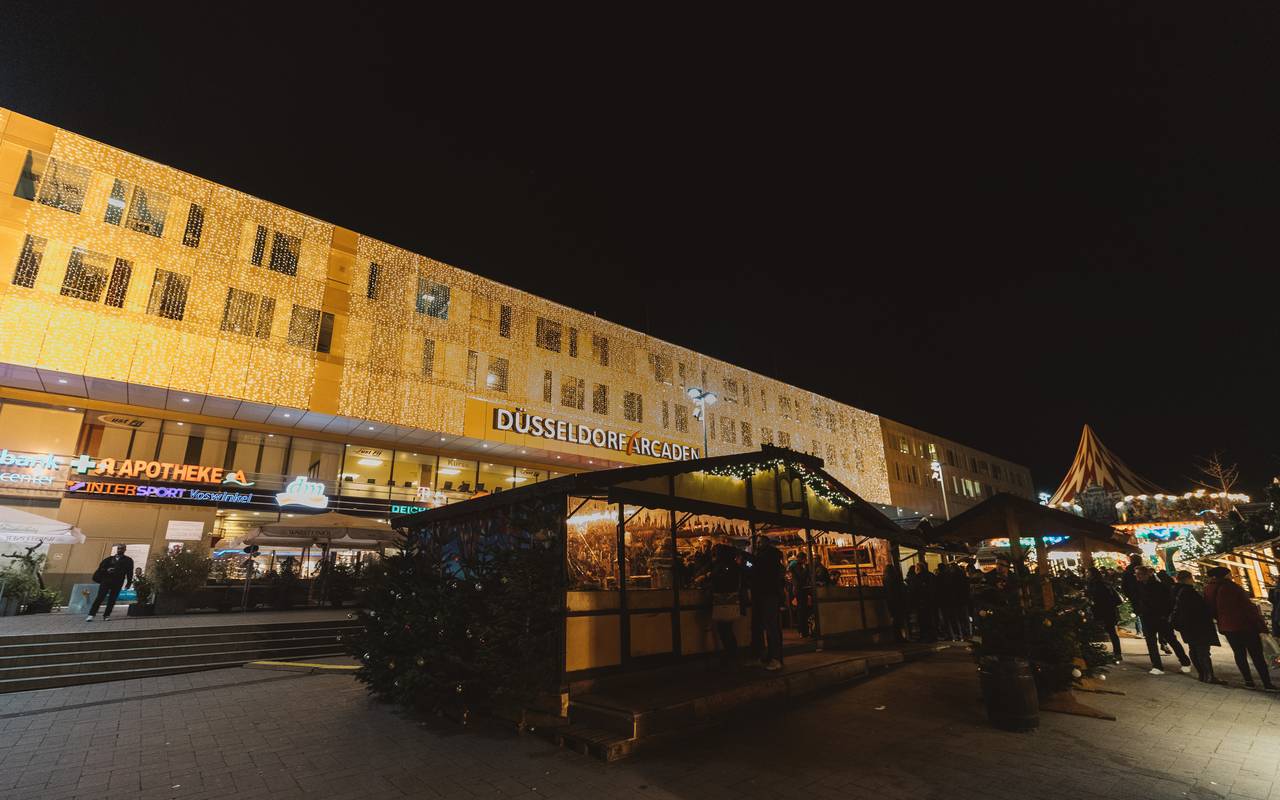 Stadtteil-Weihnachtsmärkte: Der Weihnachtsmarkt vor den Düsseldorf Arcaden.