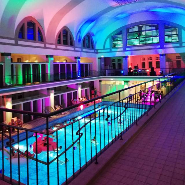 Die atmosphärisch beleuchtete Münstertherme. Die Beleuchtung ist bunt.