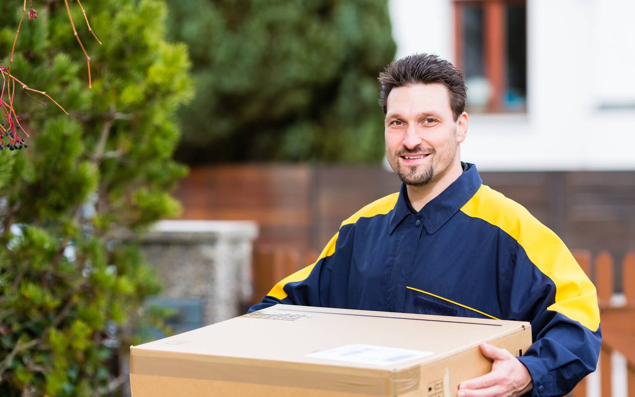 Paketbote mit Paket in der Hand