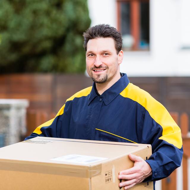 Paketbote mit Paket in der Hand
