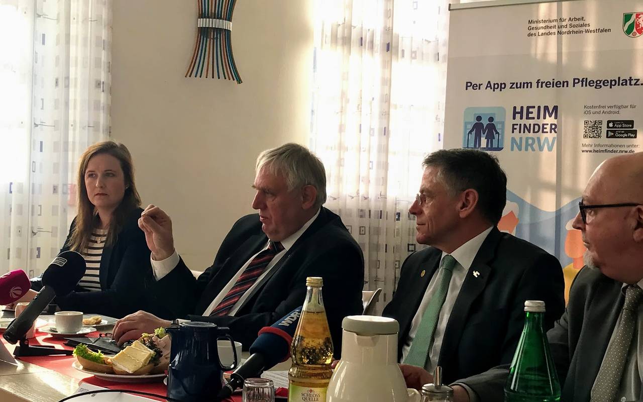 NRW-Gesundheitsminister Karl-Josef Laumann stellt neue App vor