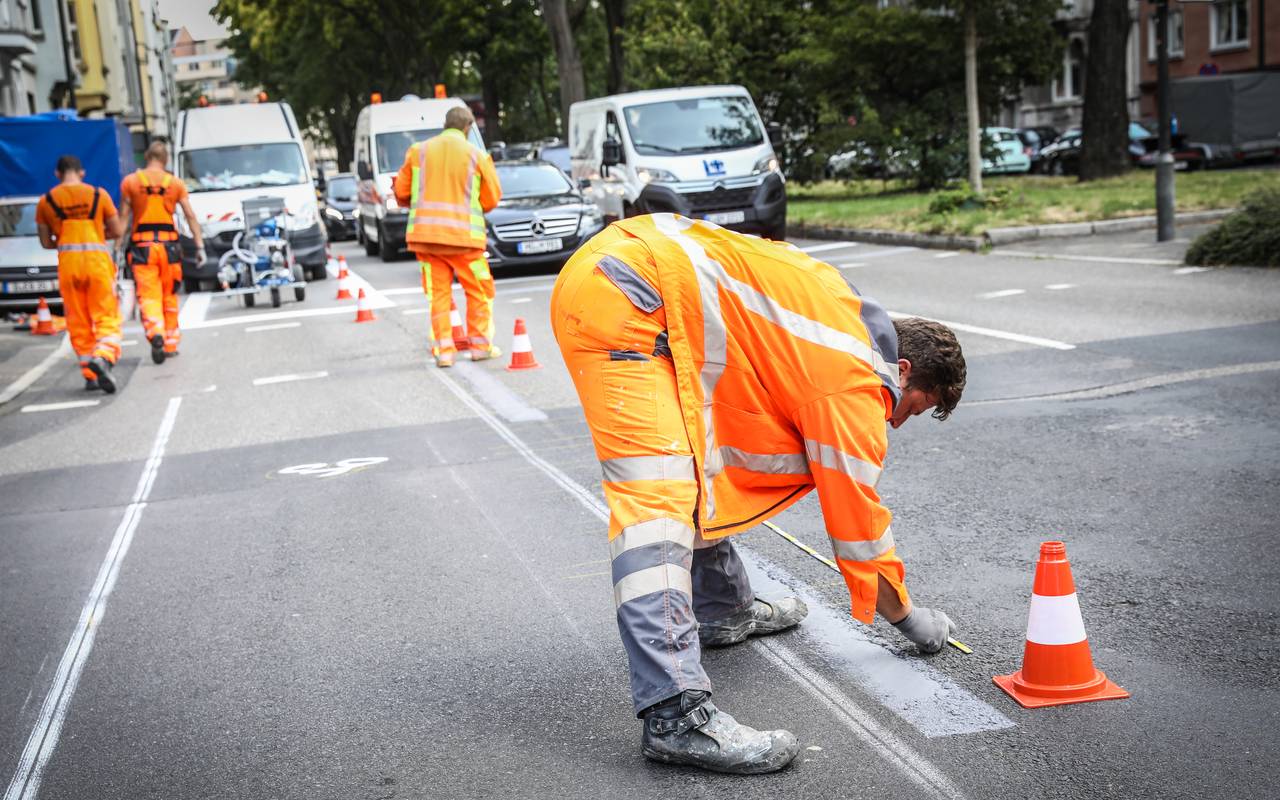 Ein Fahrradweg wird aufgemalt
