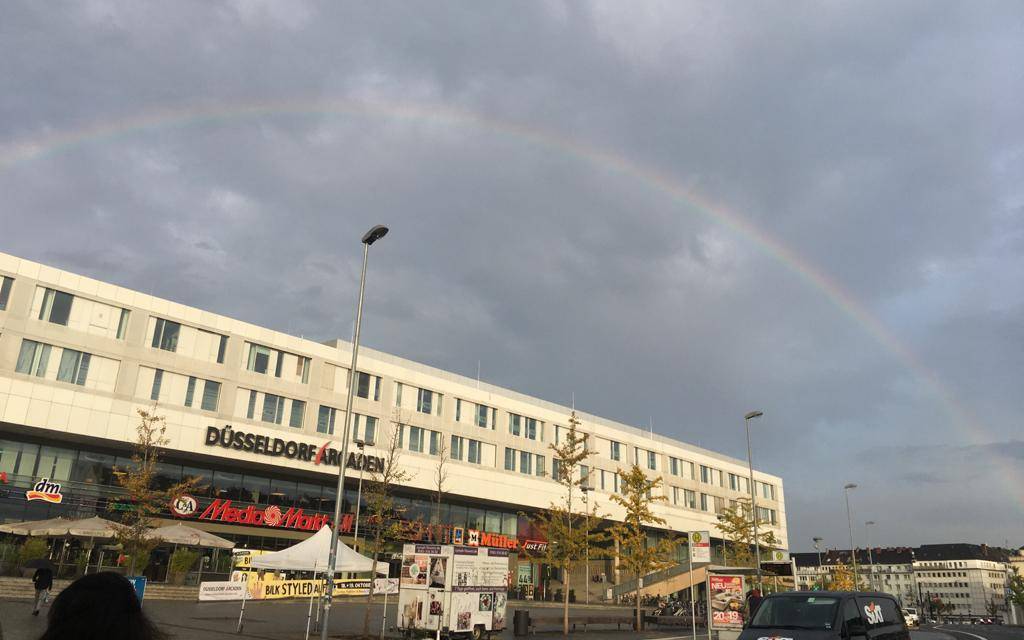 Die Außenansicht der Düsseldorf Arcaden am Bilker Bahnhof.