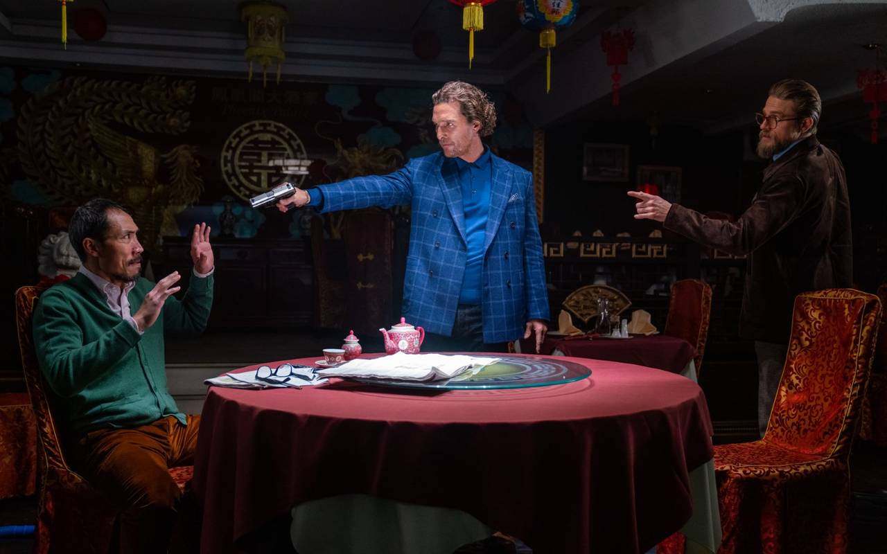 Drogenboss Mickey Pearson teilt aus.