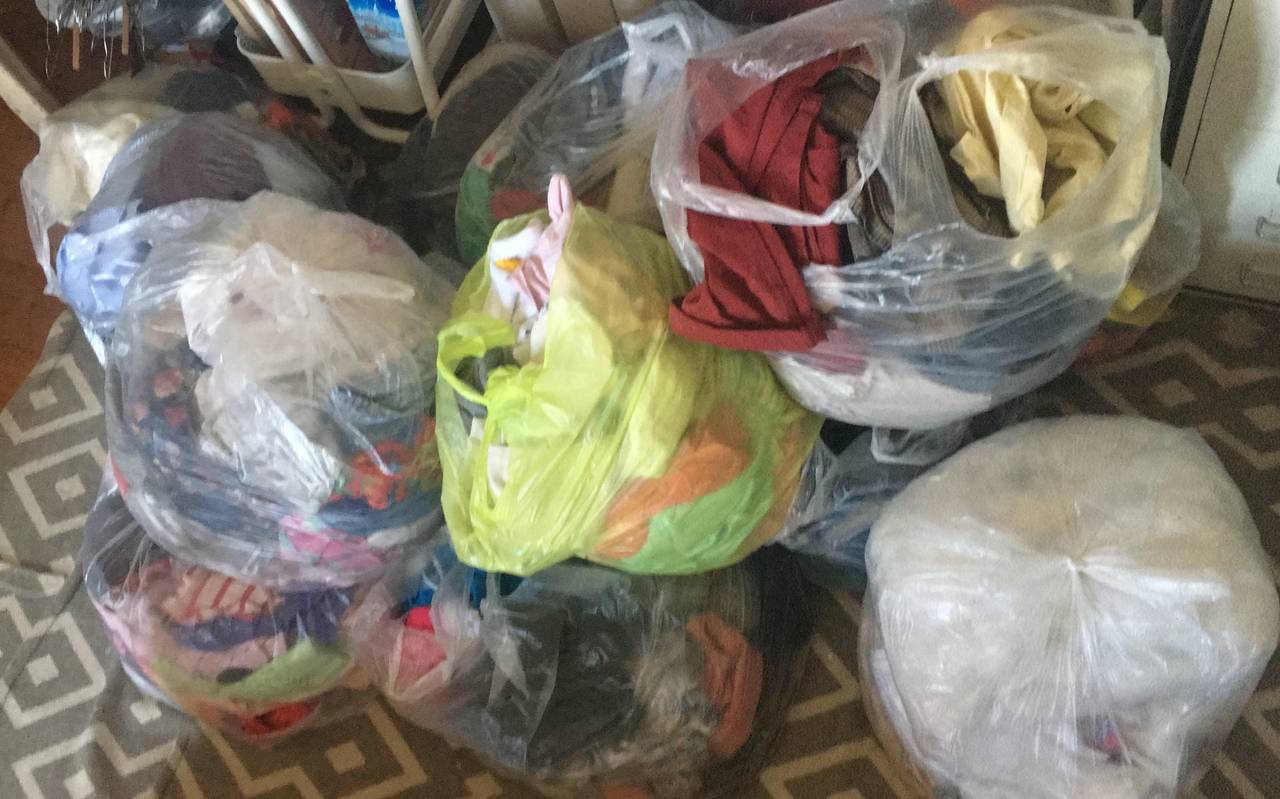 Plastiksäcke voller Kleidung