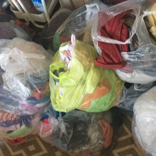 Plastiksäcke voller Kleidung