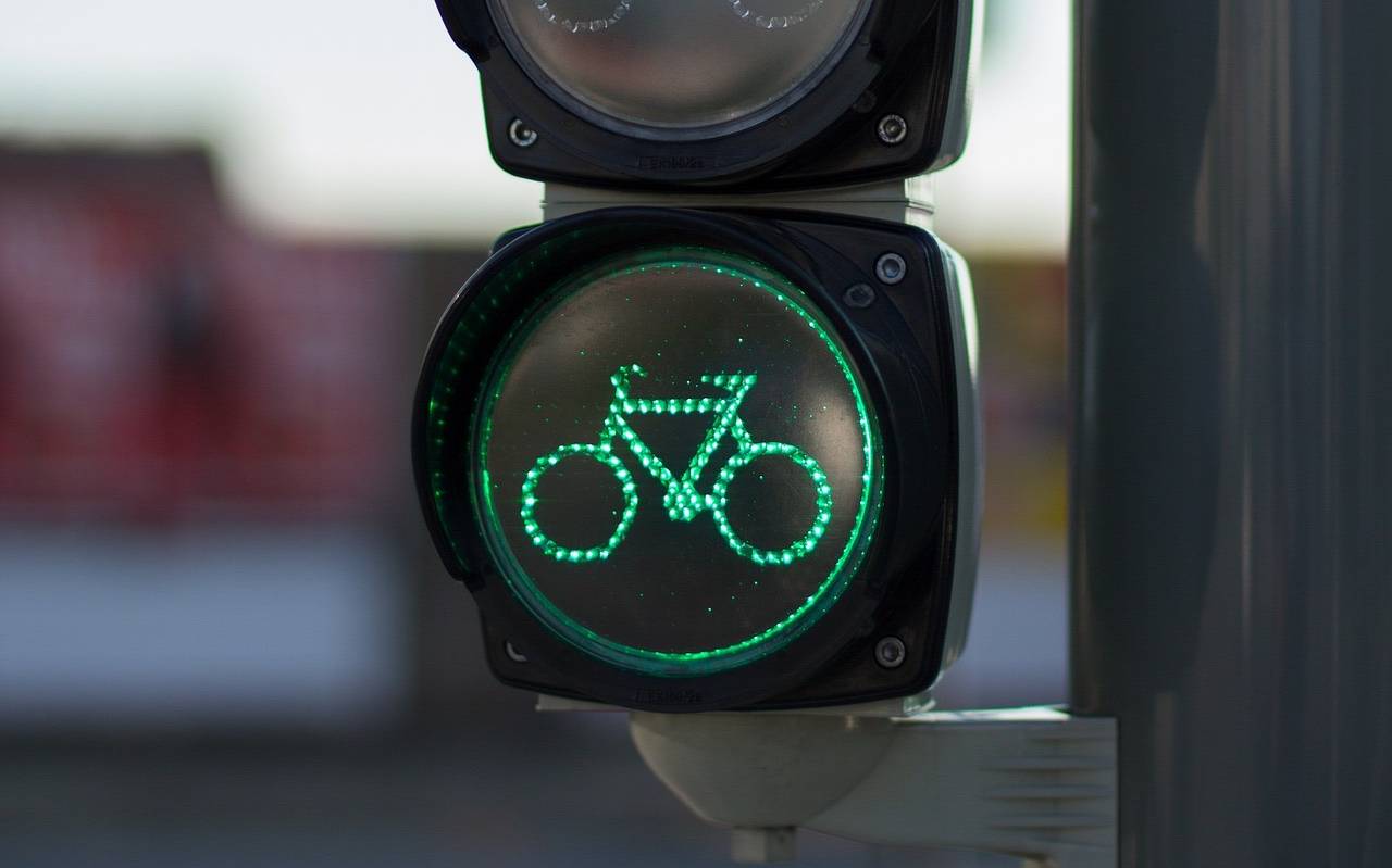 Eine Fahrradampel zeigt grün. Fahrradfahrer dürfen also fahren.