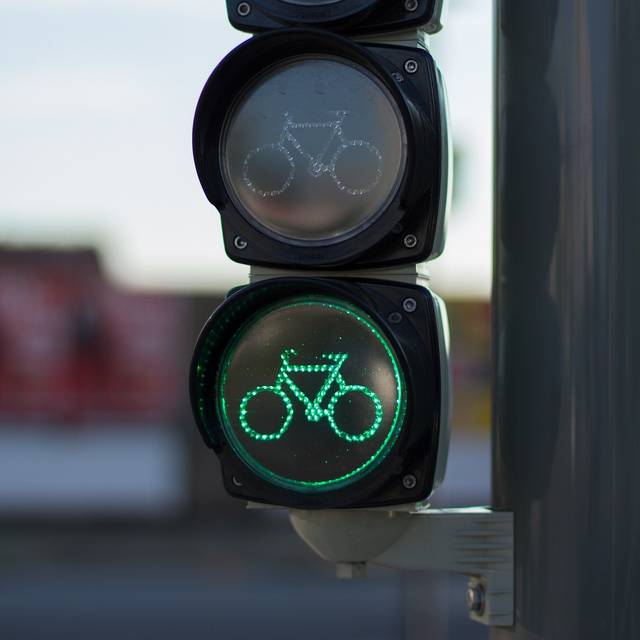 Eine Fahrradampel zeigt grün. Fahrradfahrer dürfen also fahren.