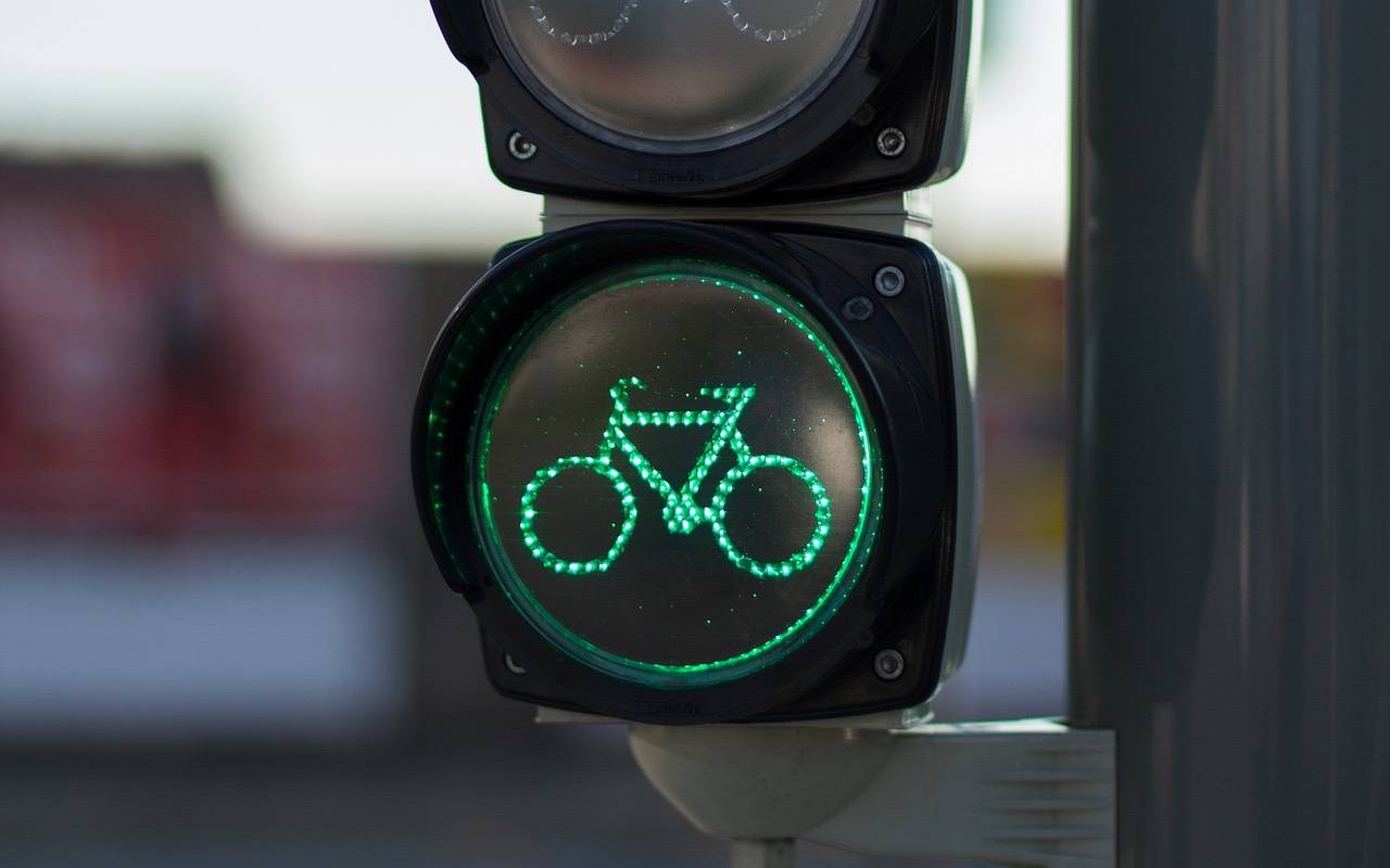 Eine Fahrradampel zeigt grün. Fahrradfahrer dürfen also fahren.