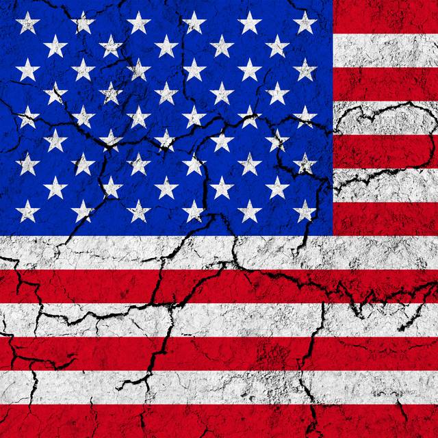 Eine US-Flagge mit brüchigem Hintergrund.