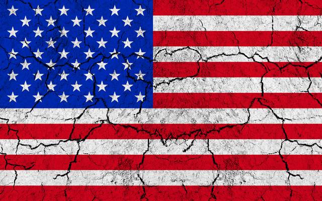 Eine US-Flagge mit brüchigem Hintergrund.