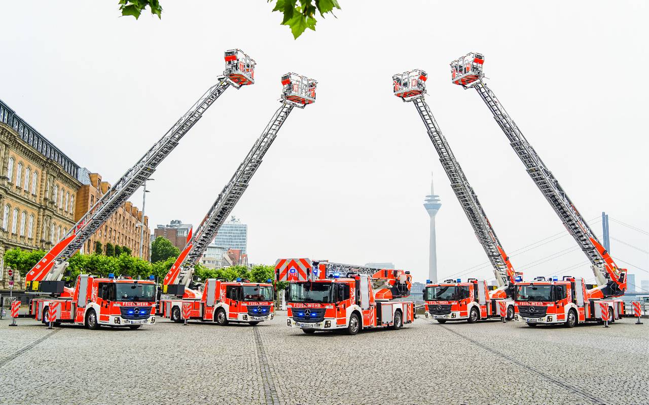 Mehrere Feuerwehrwagen der Düsseldorfer Feuerwehr auf dem Burgplatz. Die Leitern der Wagen sind ausgefahren.