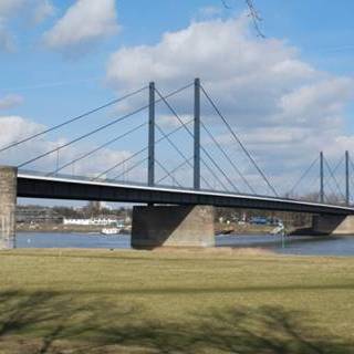 Die Theodor-Heuss-Brücke aus der Ferne. Aufgenommen wurde das Bild auf den Rheinwiesen in Düsseldorf.