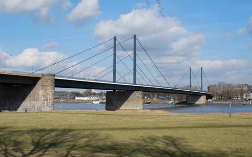 Die Theodor-Heuss-Brücke aus der Ferne. Aufgenommen wurde das Bild auf den Rheinwiesen in Düsseldorf.