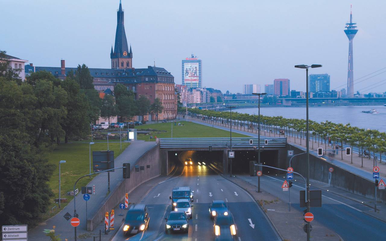 Der Rheinufertunnel am Nordausgang, bzw. Nordeingang. Im Hintergrund die Skyline von Düsseldorf mit dem Rheinturm und St. Lambertus.