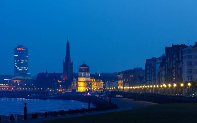 Blick auf den Schlossturm und Lambertus in der Abenddämmerung