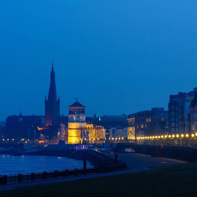 Blick auf den Schlossturm und Lambertus in der Abenddämmerung