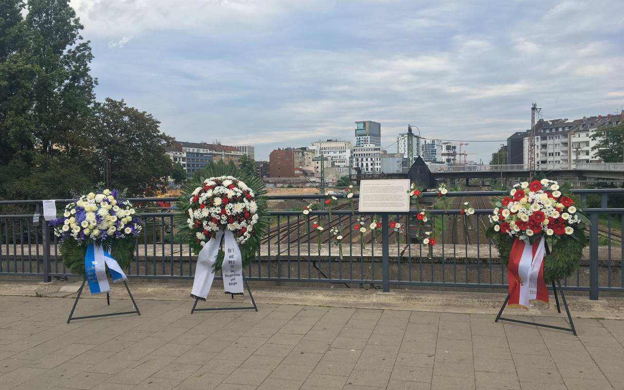 Kränze, die am Gedenktag für den Anschlag am Wehrhahn aufgestellt wurden.