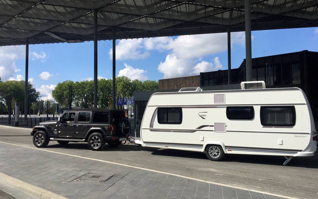 Ein Wohnwagen steht vor dem Eingang der Messe "Caravan Salon".