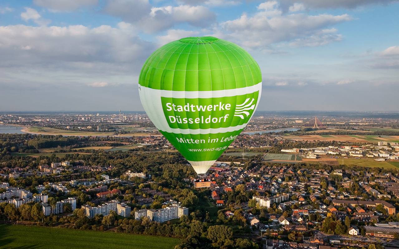 Ein Heißluftballon der Stadtwerke fährt über Düsseldorf.